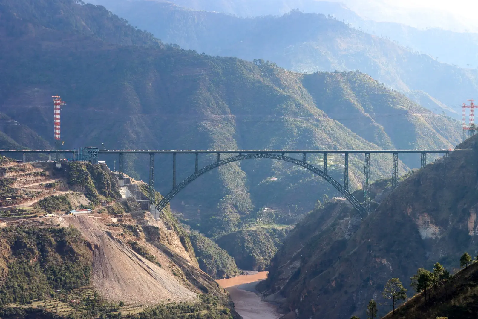 The completed arch across the Chenab gorge.