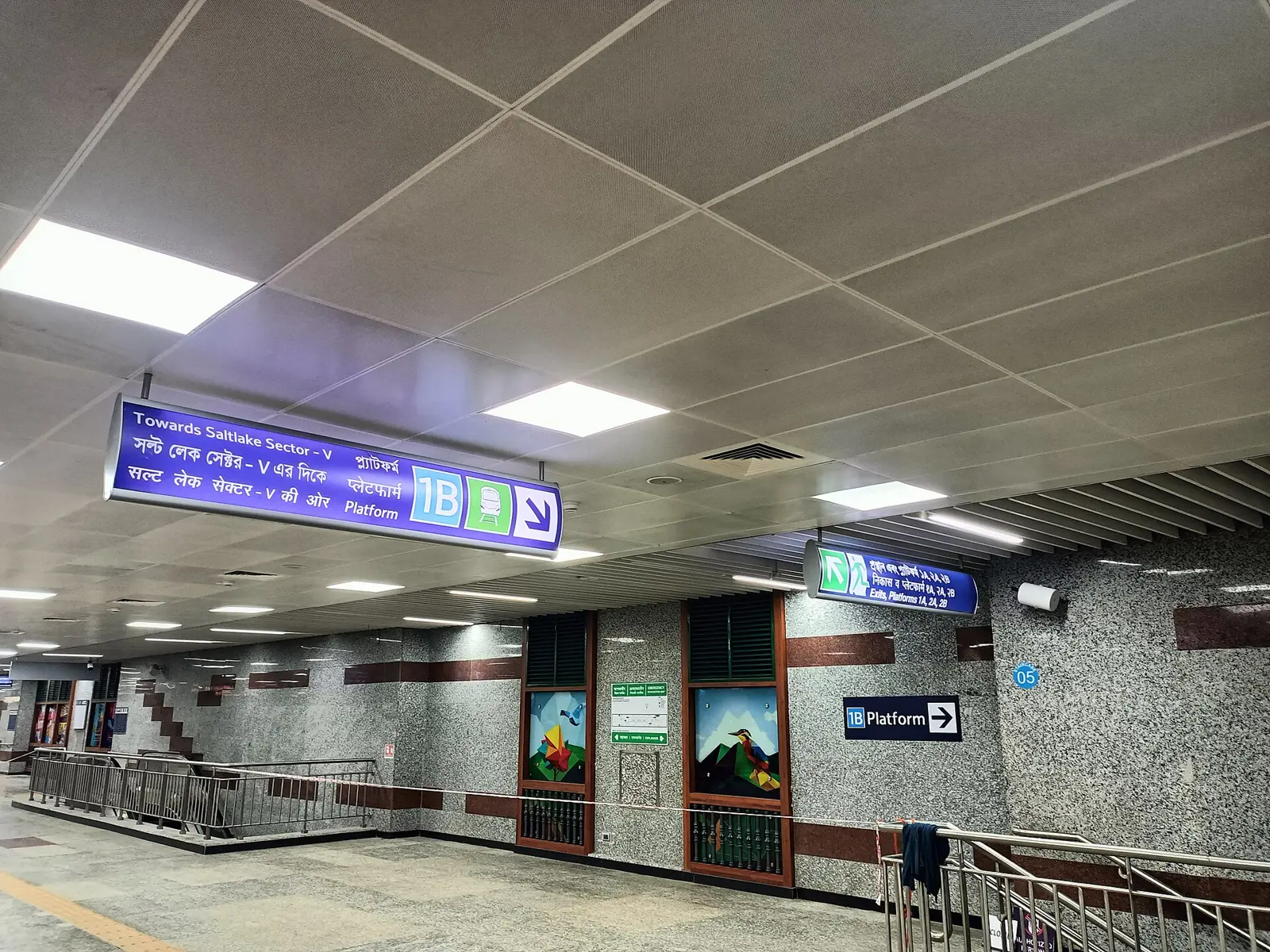 Underground platform at Esplanade station, Kolkata Metro.